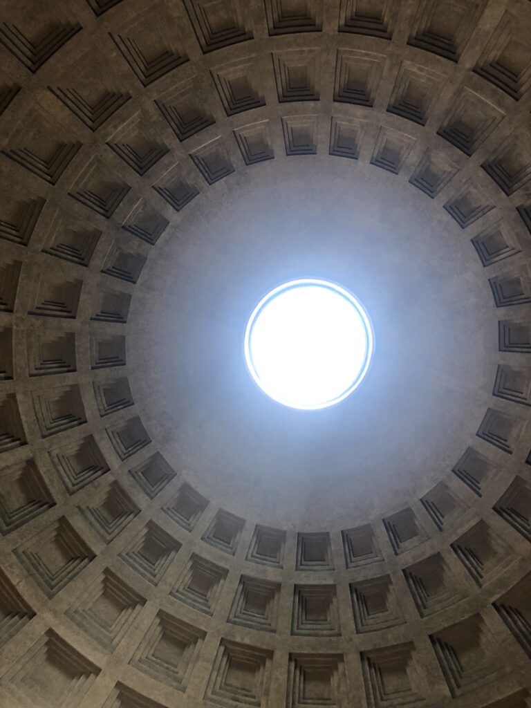 Panteon. Okno w dachu.