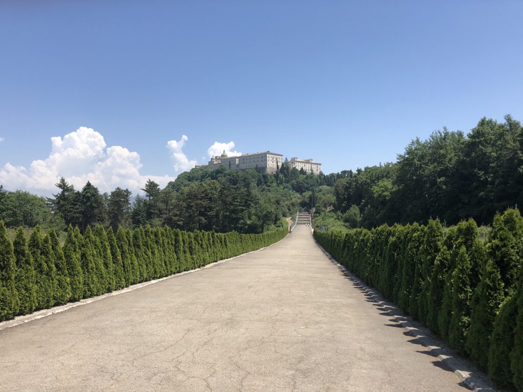 Polskie Ślady na Cmentarzu i Klasztorze Podczas Zwiedzania